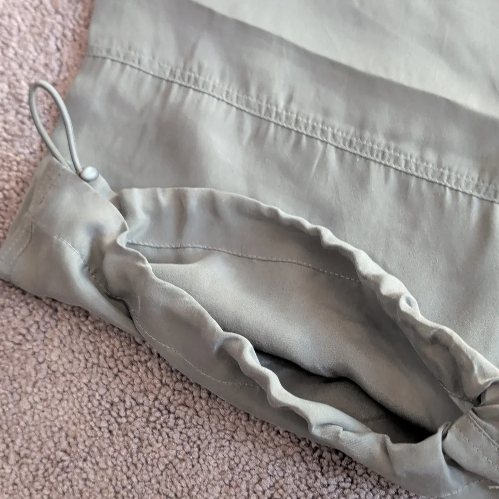 Theory 100% silk Cropped Gray Cargo Pants Size 10 - Picture 5 of 6